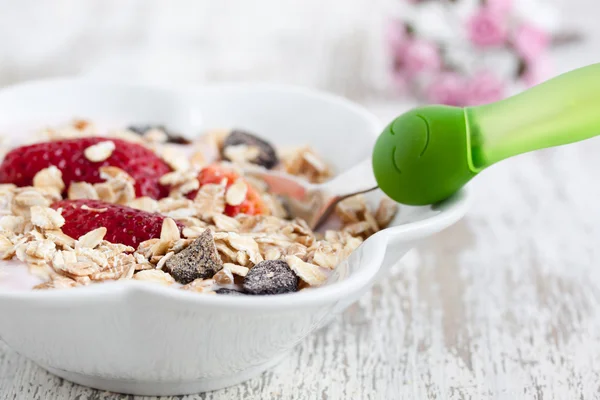 Müsli mit Joghurt und Erdbeere — Stockfoto