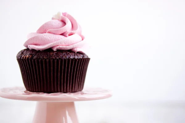 Ροζ σοκολάτα cupcake κοντινό πλάνο — Φωτογραφία Αρχείου