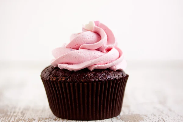 Cupcake au chocolat rose gros plan — Photo