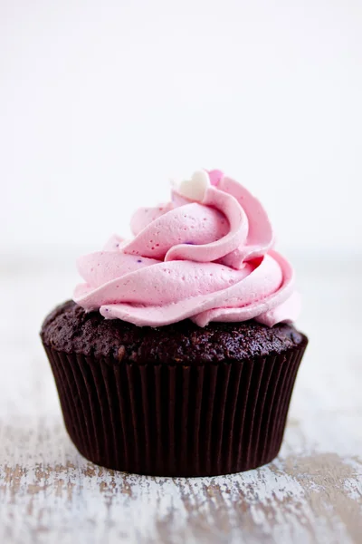 Bolo de chocolate rosa de perto — Fotografia de Stock