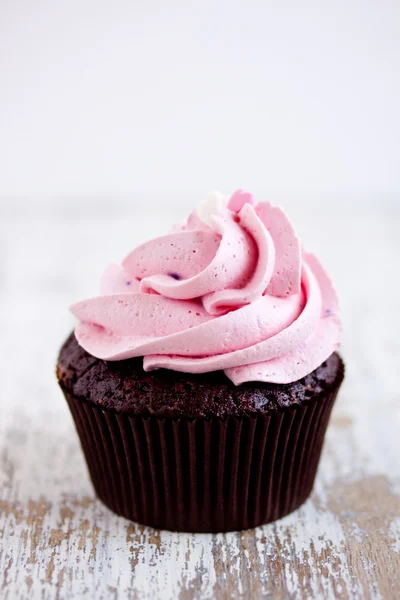 Rosa choklad cupcake på nära håll — Stockfoto