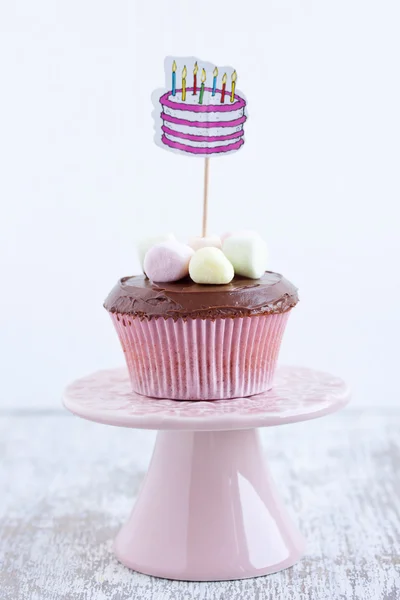 Cupcake com marshmallows, bolo de aniversário feliz — Fotografia de Stock