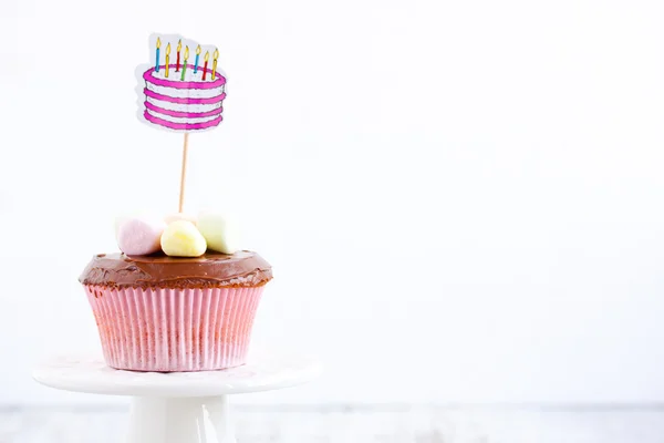 Cupcake con malvaviscos, pastel de cumpleaños feliz — Foto de Stock