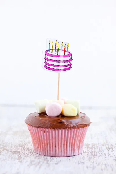 Cupcake con malvaviscos, pastel de cumpleaños feliz — Foto de Stock