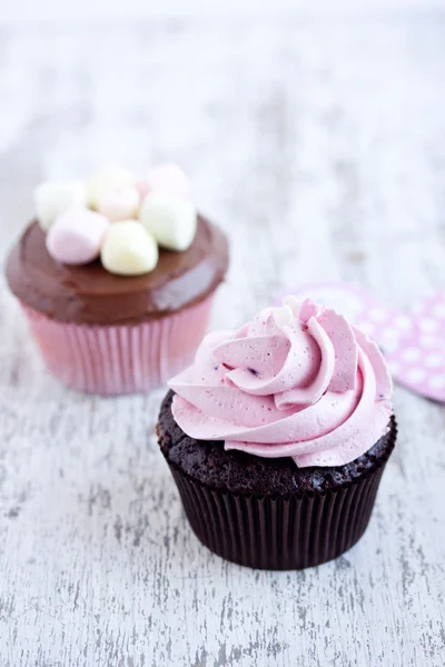 Cupcakes with marshmallows and cream — Stock Photo, Image