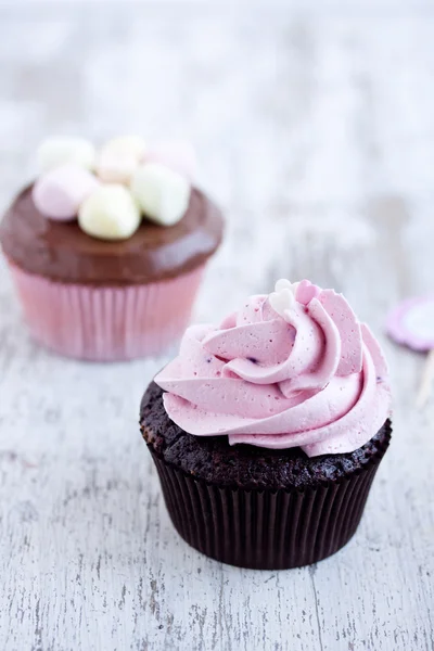 Cupcakes with marshmallows and cream — Stock Photo, Image