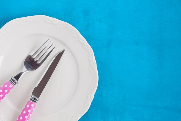 Пустая тарелка и вилка, нож — стоковое фото