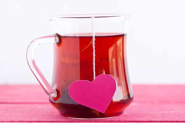 Черный чай в форме сердца чайный пакетик — стоковое фото