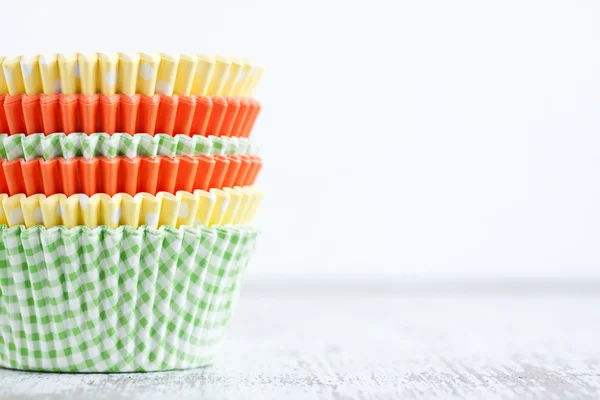 Tazas para hornear de papel para magdalenas y magdalenas — Foto de Stock