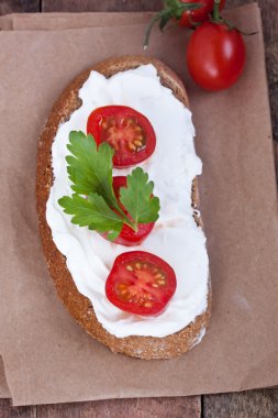 Hafif krem peynirli ekmek