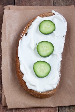 Ekmek hafif krem peynir ve salatalık ile