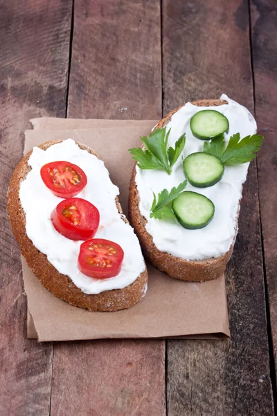 Bread with cream cheese, tomato and cucumber — Stock Photo, Image