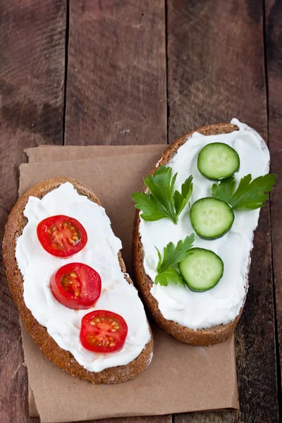 Pane con crema di formaggio, pomodoro e cetriolo — Foto Stock