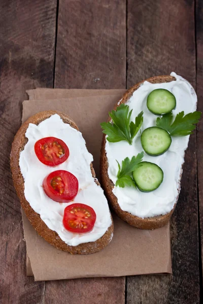 Bread with cream cheese, tomato and cucumber — Stock Photo, Image
