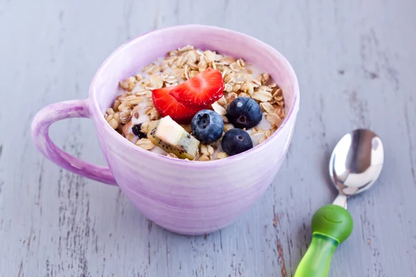 Muesli saboroso com frutas — Fotografia de Stock