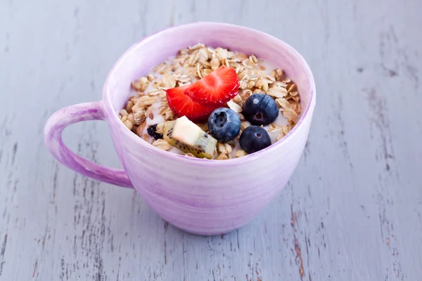 Leckeres Müsli mit Früchten — Stockfoto