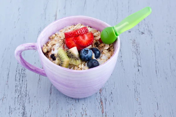 Muesli saboroso com frutas — Fotografia de Stock