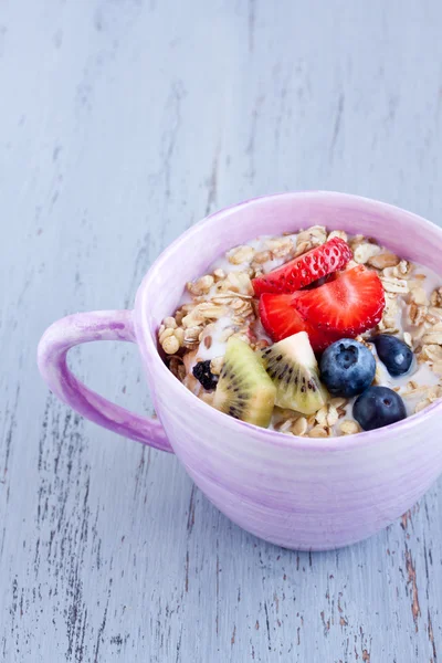 Muesli saporito con frutta — Foto Stock