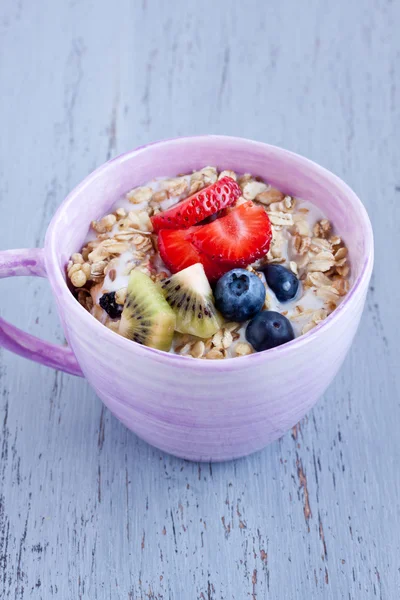 Muesli saboroso com frutas — Fotografia de Stock