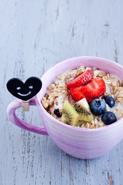 Muesli saboroso com frutas — Fotografia de Stock