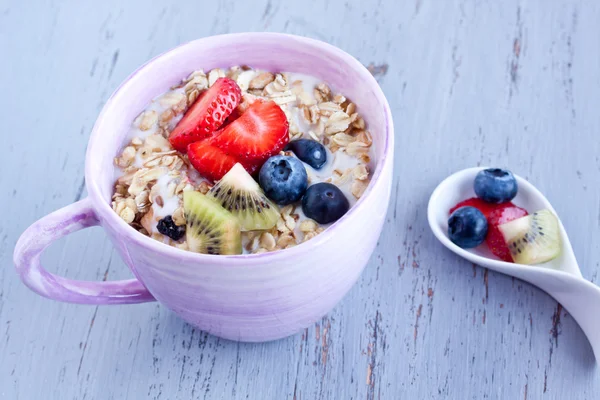 Muesli saboroso com frutas — Fotografia de Stock