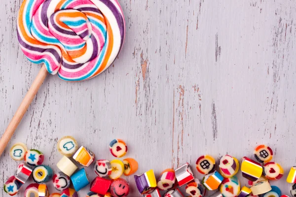 Çeşitli meyve şekerleri ve lolipop