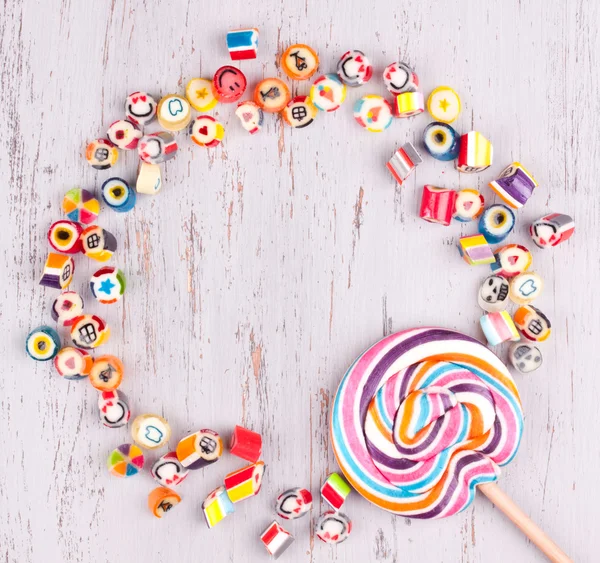 Surtido de caramelos coloridos y piruletas Imagen de stock