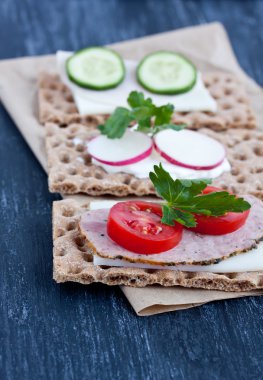 Gevrek ekmek peynir ve füme hindi eti ile