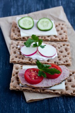 Gevrek ekmek peynir ve füme hindi eti ile
