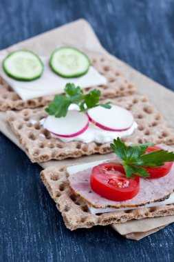 Gevrek ekmek peynir ve füme hindi eti ile