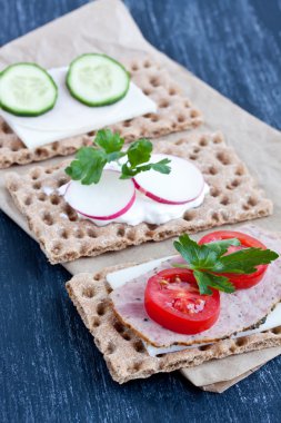 Gevrek ekmek peynir ve füme hindi eti ile