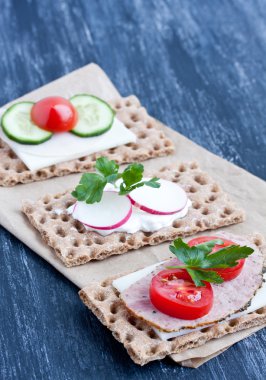 Gevrek ekmek peynir ve füme hindi eti ile