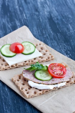 Gevrek ekmek peynir ve füme hindi eti ile