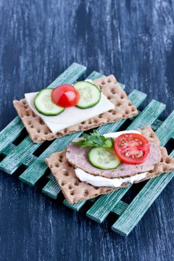 Gevrek ekmek peynir ve füme hindi eti ile