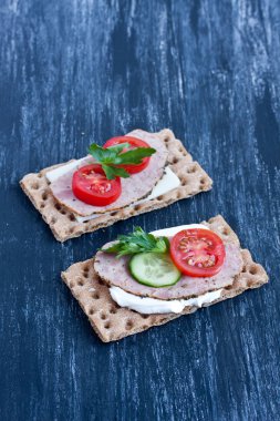 Gevrek ekmek peynir ve füme hindi eti ile