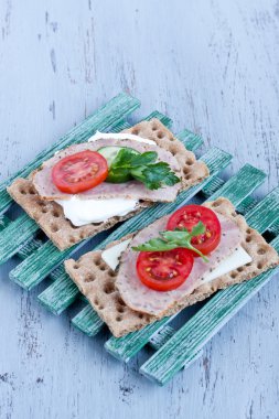 Gevrek ekmek peynir ve füme hindi eti ile