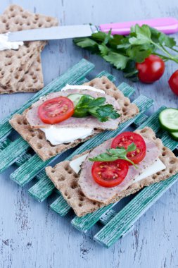 Gevrek ekmek peynir ve füme hindi eti ile