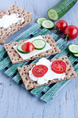 Gevrek ekmek peynir ve füme hindi eti ile