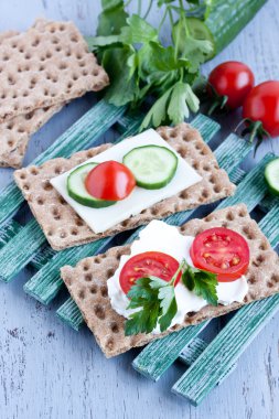 Gevrek ekmek peynir ve füme hindi eti ile