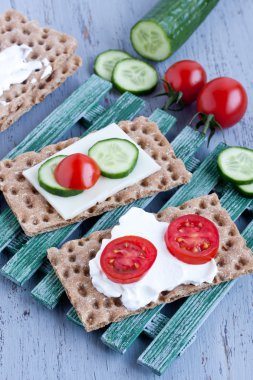 Gevrek ekmek peynir ve füme hindi eti ile