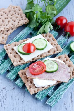 Gevrek ekmek peynir ve füme hindi eti ile