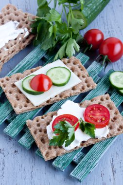 Gevrek ekmek peynir ve füme hindi eti ile