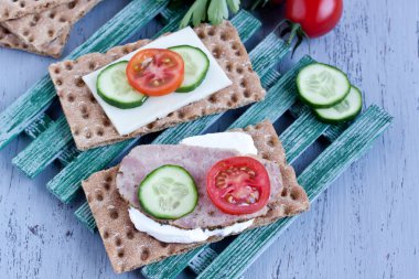 Gevrek ekmek peynir ve füme hindi eti ile