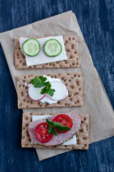 Crisp bread with cheese and smoked turkey meat — Stock Photo, Image