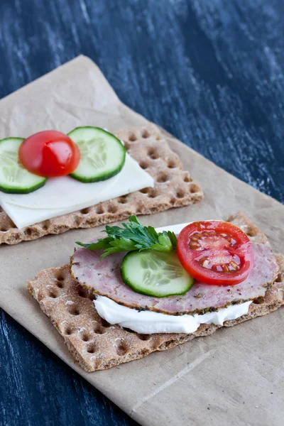 Pane croccante con formaggio e carne di tacchino affumicata — Foto Stock