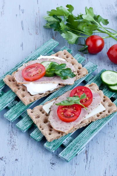 Knäckebrot mit Käse und geräuchertem Putenfleisch — Stockfoto