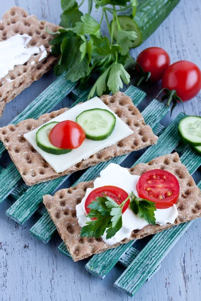 Pane croccante con formaggio e carne di tacchino affumicata — Foto Stock