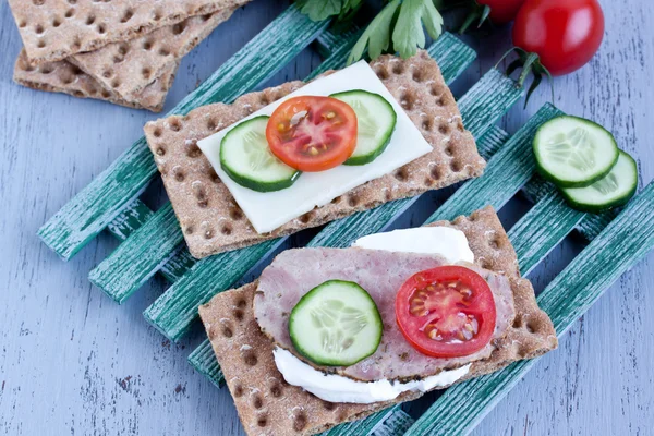 Gevrek ekmek peynir ve füme hindi eti ile — Stok fotoğraf