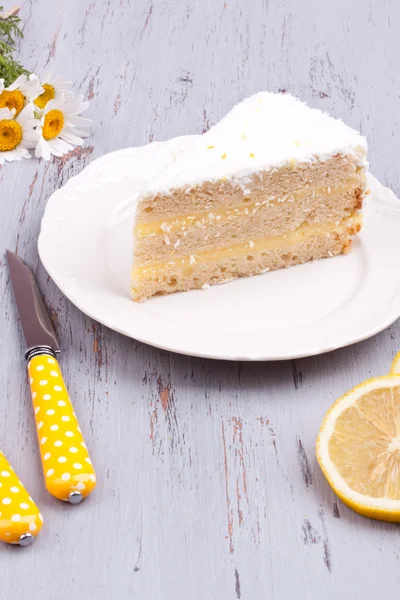 Uma fatia de bolo de limão — Fotografia de Stock