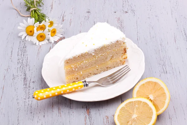 Uma fatia de bolo de limão — Fotografia de Stock